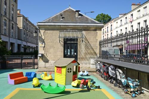 La cour de la crèche